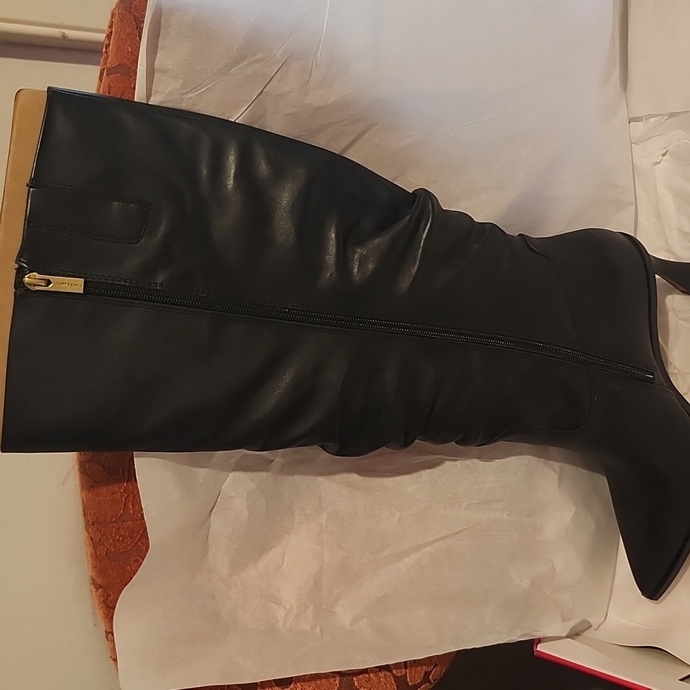 ***BRAND NEW IN BOX 100% Leather** Vince Camuto Black Slouchy Heeled Boots - Picture 7 of 11